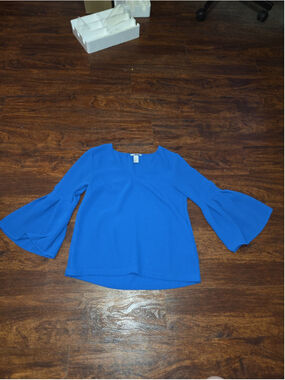 H & M blue bell sleeve shirt size 4